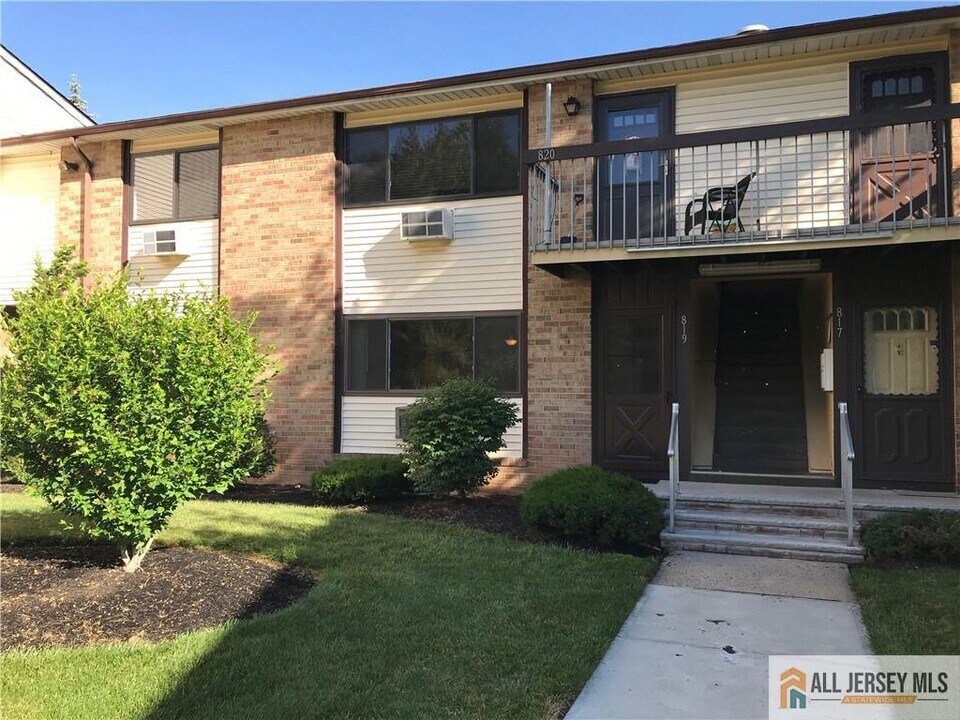 819 Cricket Ln in Woodbridge Township, NJ - Building Photo