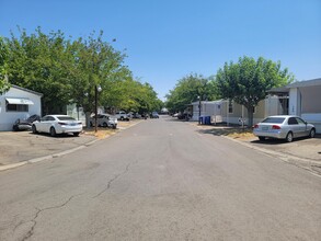 Fairview Mobile Home Park in Coalinga, CA - Building Photo - Building Photo