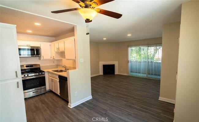 4406 Cahuenga Blvd, Unit 209 in Los Angeles, CA - Building Photo - Building Photo