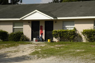 613 Robin Rd in Lakeland, FL - Foto de edificio - Building Photo