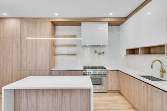 77 Thorndike St, Unit 1 in Brookline, MA - Building Photo - Building Photo