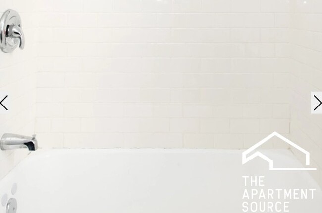 1056 W Lill Ave in Chicago, IL - Foto de edificio - Building Photo