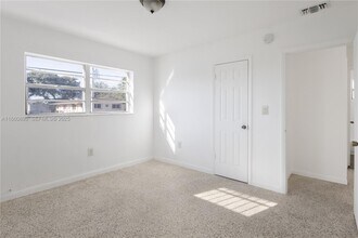 1251 NW 59th St in Miami, FL - Foto de edificio - Building Photo