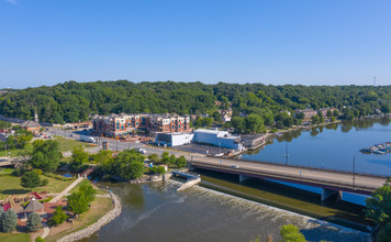 Riverwalk on Main in Algonquin, IL - Foto de edificio - Building Photo