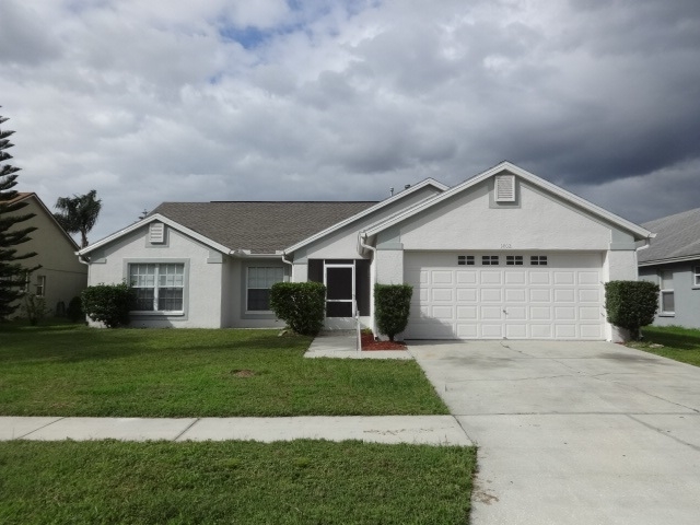 1402 Lakehurst Way in Brandon, FL - Building Photo