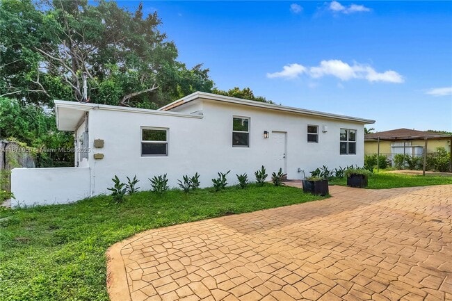 13415 NW 22nd Ave in Miami, FL - Foto de edificio - Building Photo