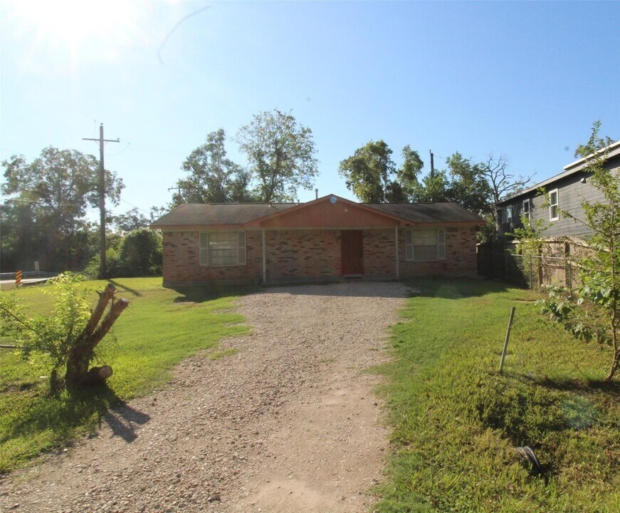 5942 Glen Grove St in Humble, TX - Building Photo