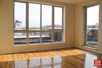 324 Grand Ave in Brooklyn, NY - Building Photo - Interior Photo