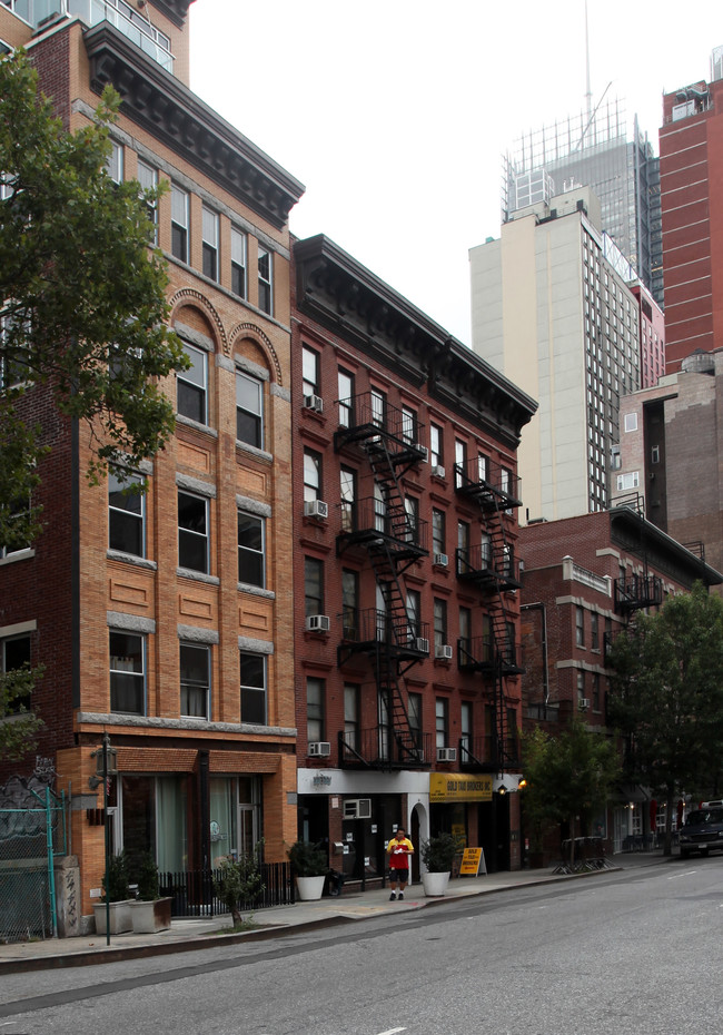 407-409 West 39th Street in New York, NY - Foto de edificio - Building Photo