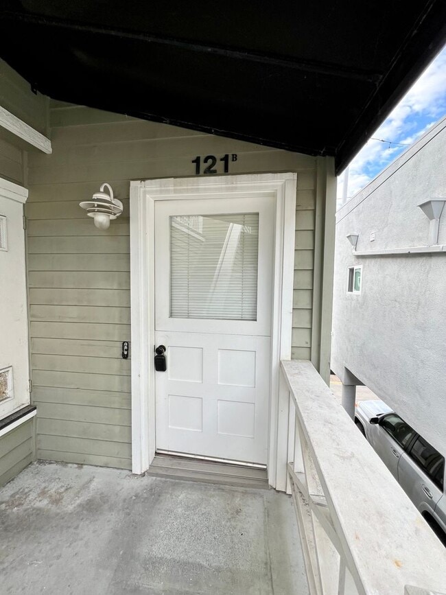 121 36th St in Newport Beach, CA - Building Photo - Building Photo