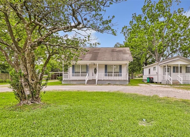 2835 Massey Tompkins Rd in Baytown, TX - Building Photo - Building Photo