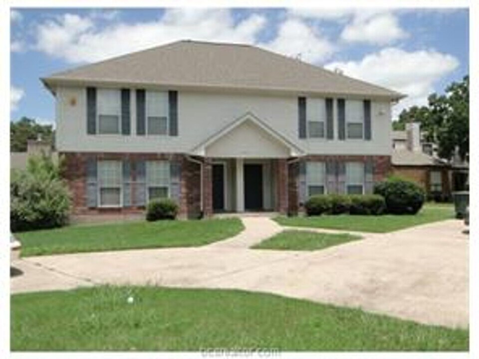 3315 Forestwood Dr in Bryan, TX - Building Photo