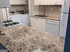 301 Dunbar Dr in Dunwoody, GA - Building Photo - Building Photo