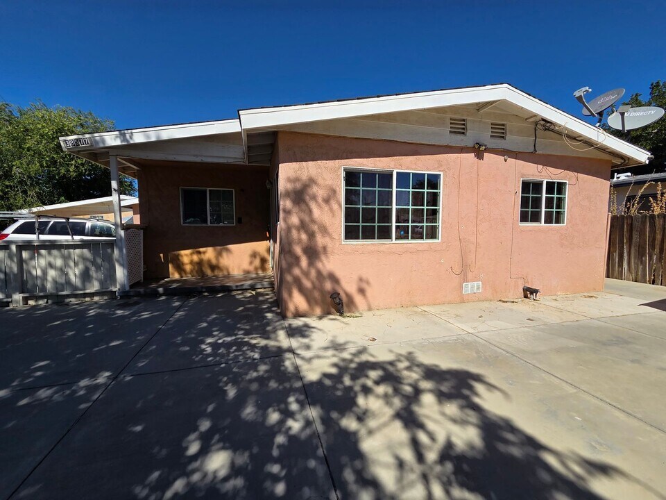 38577 Friendly Ave in Palmdale, CA - Building Photo
