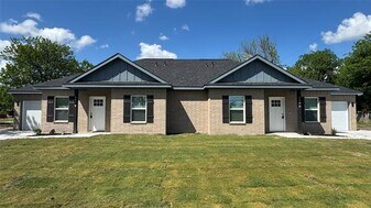 502 W Sanger St in Celeste, TX - Building Photo