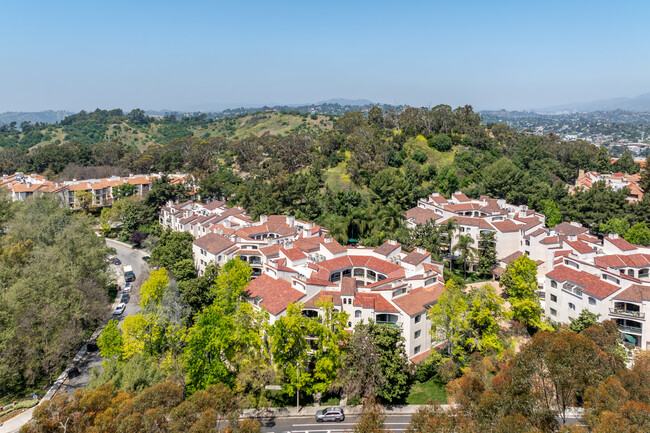 Linden Heights Condominium in Los Angeles, CA - Building Photo - Building Photo