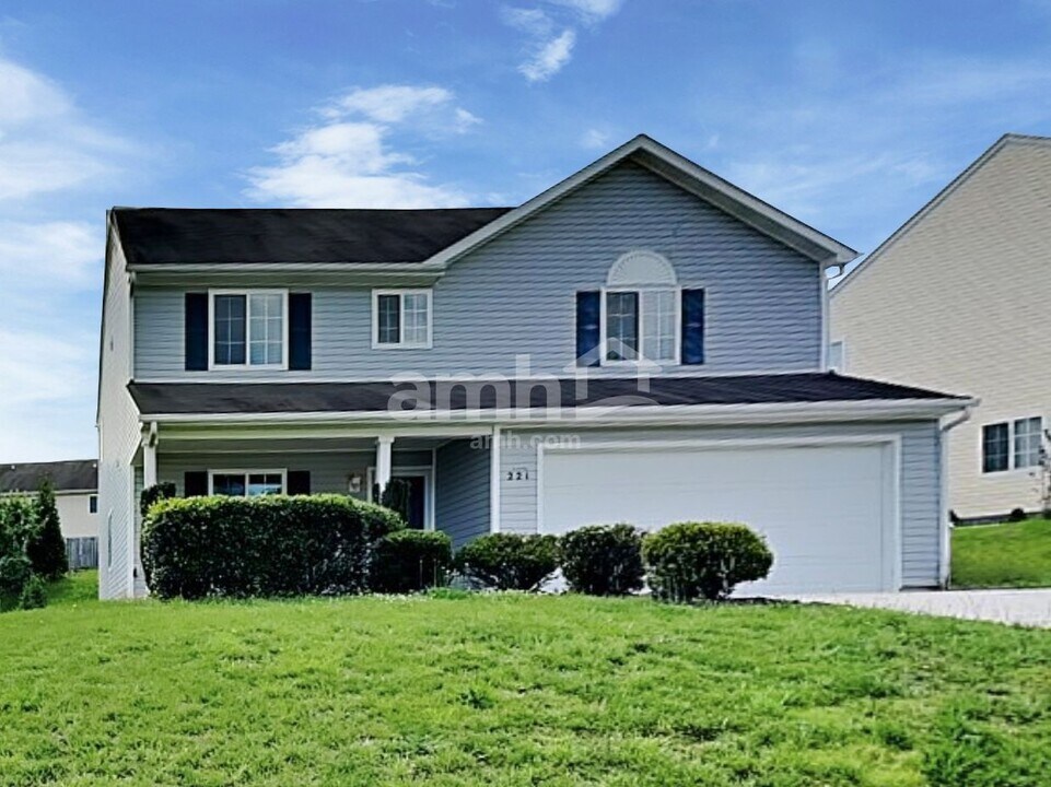 221 Timberwood Dr in High Point, NC - Building Photo