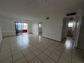 120 Royal Palm Rd in Hialeah, FL - Foto de edificio - Building Photo