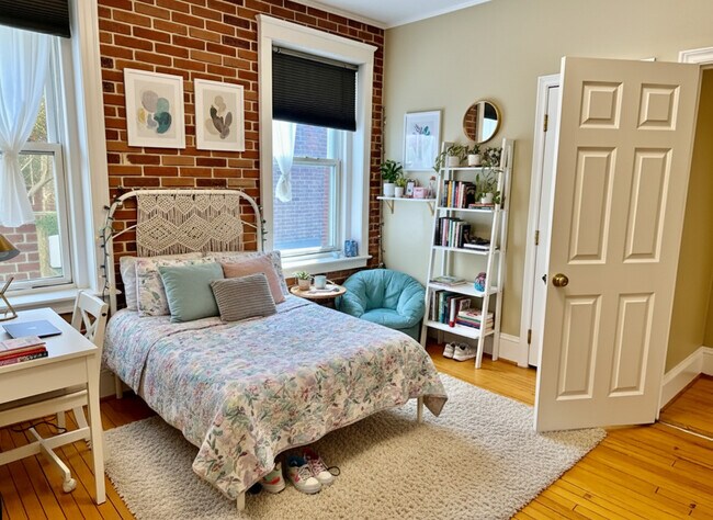 74 Egmont St in Brookline, MA - Building Photo - Building Photo