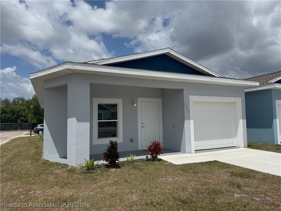 1517 Las Villas Blvd in Sebring, FL - Foto de edificio