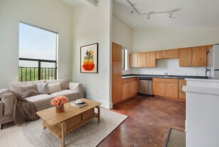 911 Keith Ln, Unit 15 in Austin, TX - Building Photo