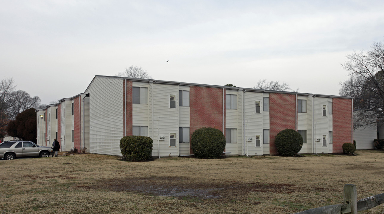 Oakland Square Apartments in Hampton, VA - Building Photo