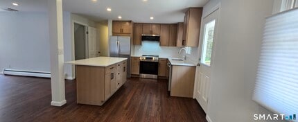 63 Plumtree Ln in Trumbull, CT - Building Photo - Building Photo