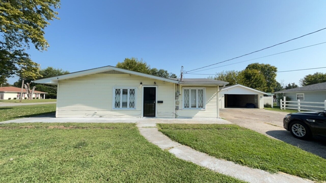 6011 Middleground Dr in Louisville, KY - Building Photo