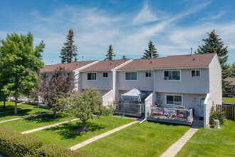 200-434 Marlborough Way NE in Calgary, AB - Building Photo - Building Photo