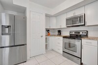 6640 Emerald Lake Dr in Miramar, FL - Building Photo - Building Photo