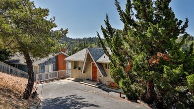 448 Delle Dr in Crestline, CA - Building Photo - Building Photo
