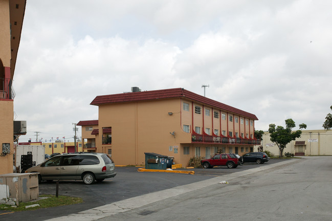 1550 W 7th Ct in Hialeah, FL - Building Photo - Building Photo