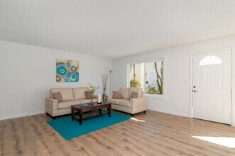 7933 Camino Glorita in San Diego, CA - Building Photo - Building Photo