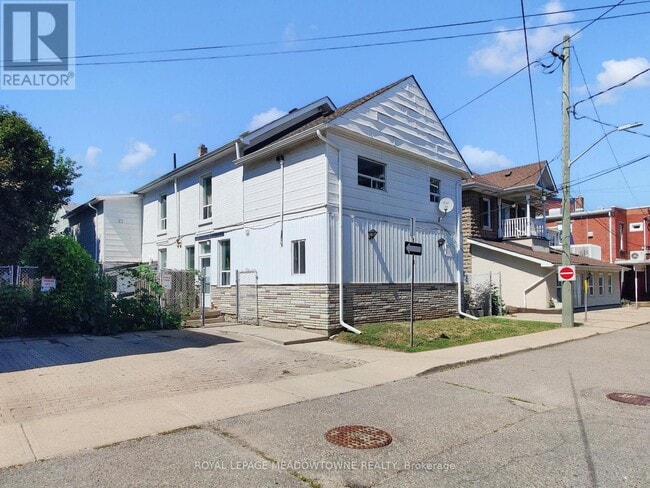 12 Wesleyan St in Halton Hills, ON - Building Photo - Building Photo