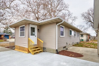 409 SW Ash Dr in Ankeny, IA - Foto de edificio - Building Photo