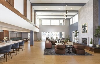 Juniper Square 55+ Apartments in Glendale, AZ - Foto de edificio - Building Photo