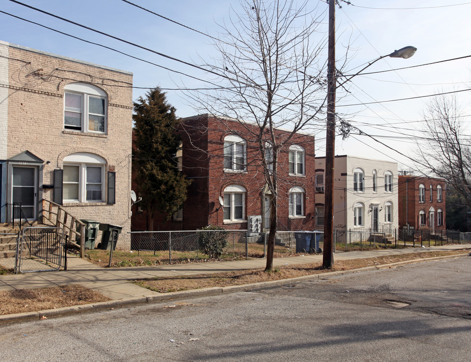 2824 Buena Vista Terrace SE in Washington, DC - Foto de edificio