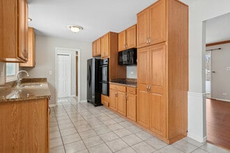 1902 N Washington St in Wheaton, IL - Foto de edificio - Building Photo