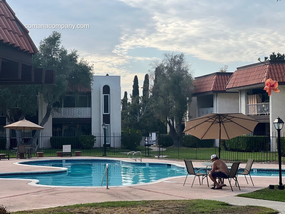 6878 Navajo Rd in San Diego, CA - Building Photo