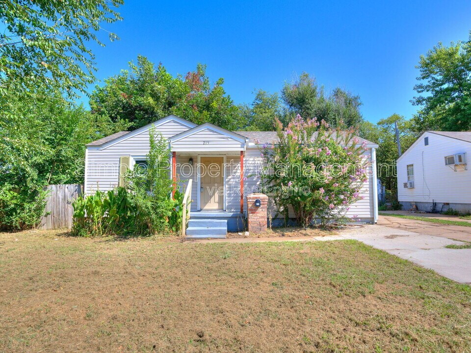 215 W Kittyhawk Dr in Midwest City, OK - Building Photo