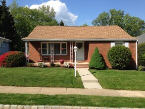 132 Tooker Avenue in Springfield, NJ - Foto de edificio - Building Photo