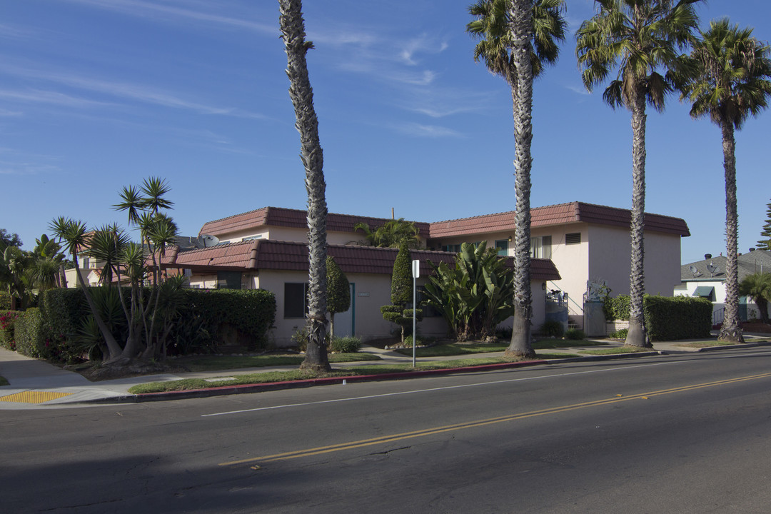 2110 Sunset Cliffs in San Diego, CA - Building Photo