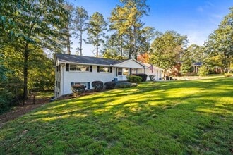 2604 Sunny Ln SE in Marietta, GA - Foto de edificio - Building Photo