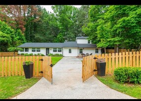 3785 Somerset Dr SW in Marietta, GA - Building Photo