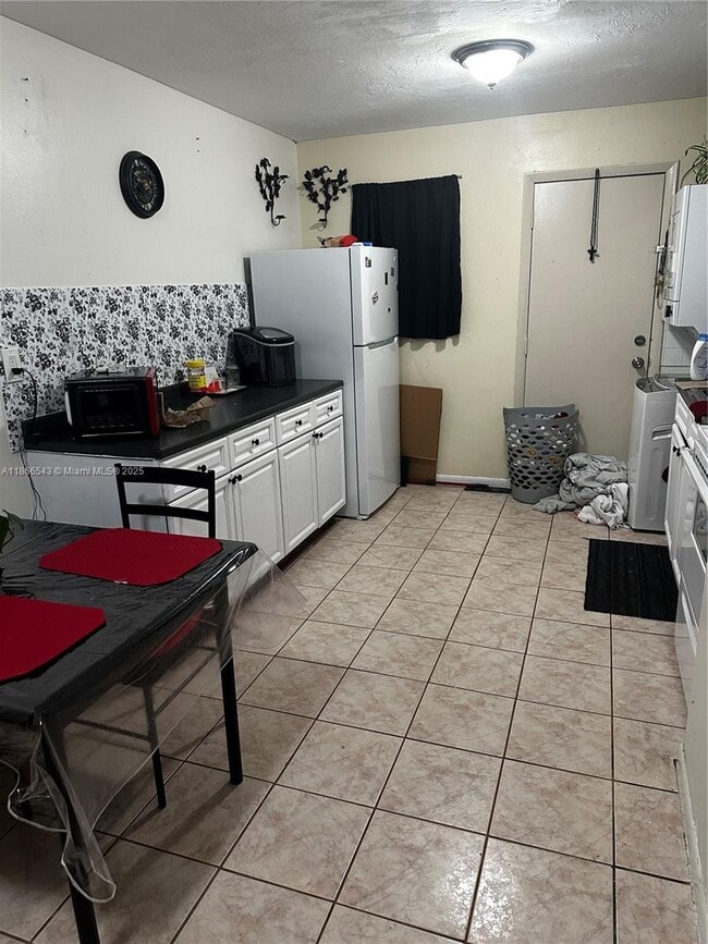 2742 NW 49th St in Miami, FL - Building Photo - Building Photo
