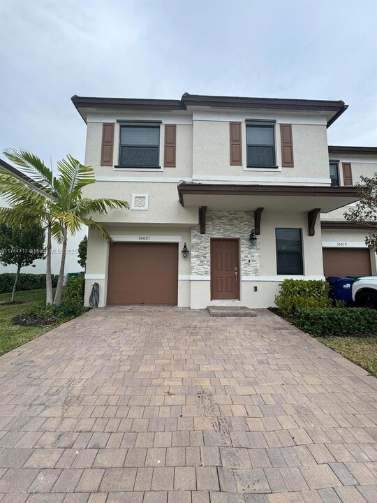 10021 SW 231st Ln in Cutler Bay, FL - Building Photo