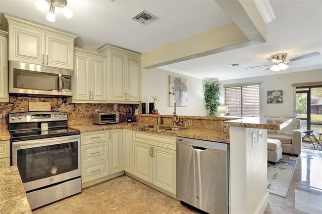 1975 Discovery Cir E in Deerfield Beach, FL - Building Photo - Building Photo