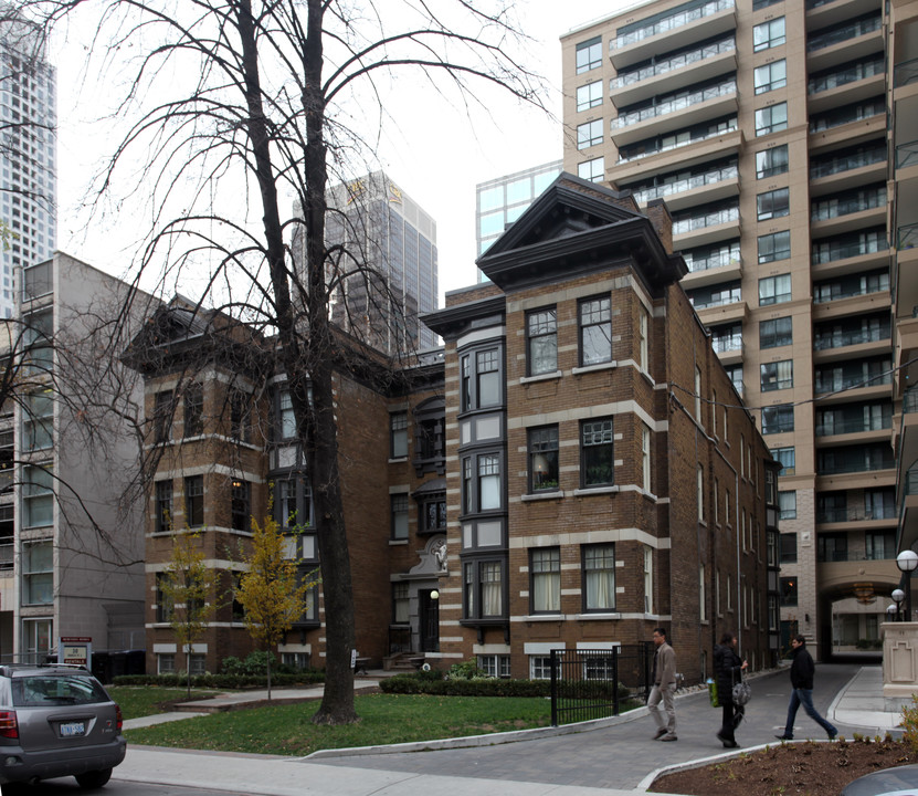 30 Charles St E in Toronto, ON - Building Photo