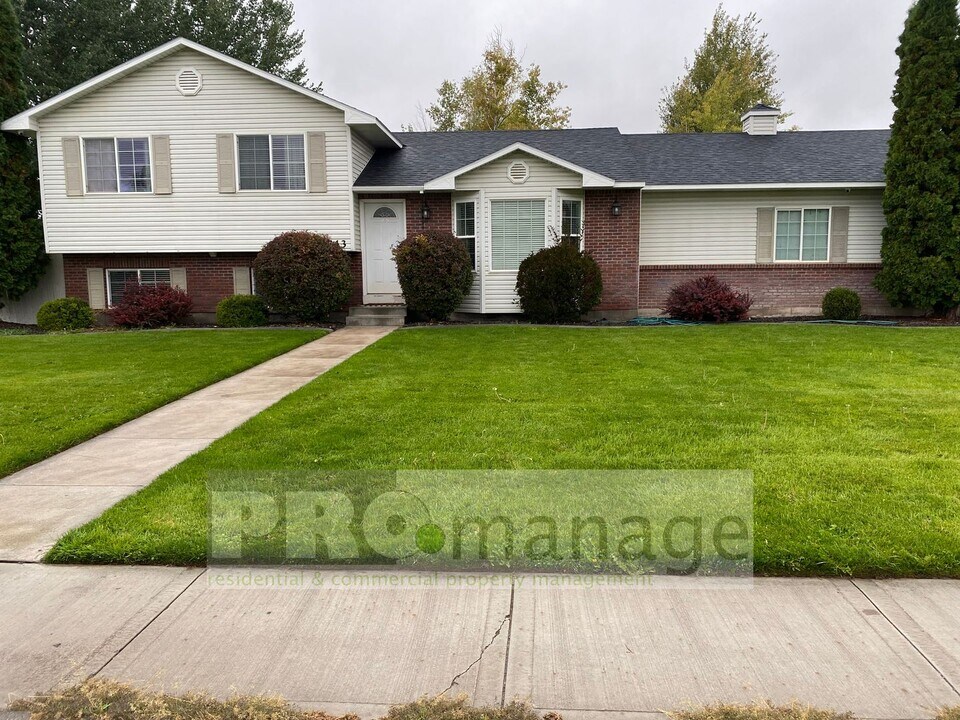 1743 Deer Valley Dr in Idaho Falls, ID - Building Photo