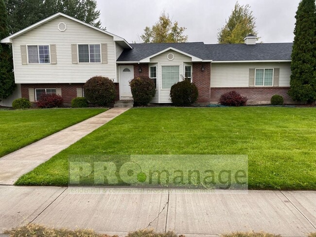 property at 1743 Deer Valley Dr